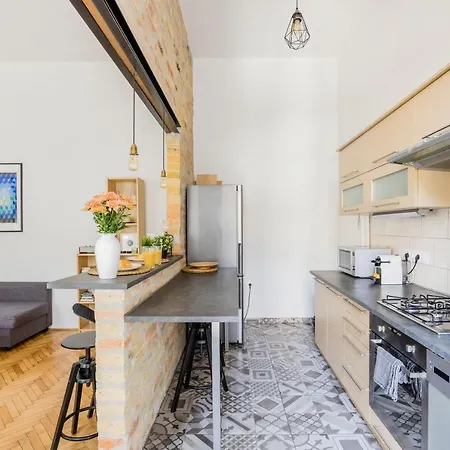 Live Like A Local At The Rustic Hockey Hut Apartman
