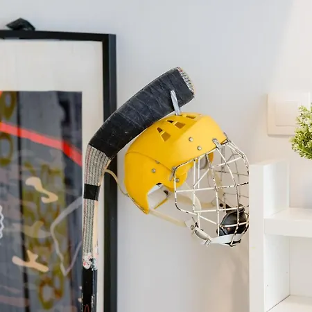 Live Like A Local At The Rustic Hockey Hut Apartman *