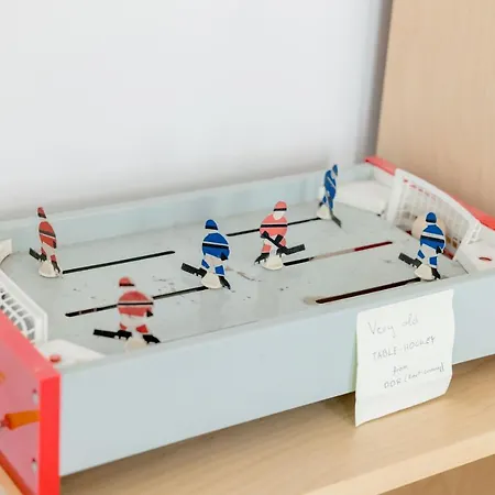Live Like A Local At The Rustic Hockey Hut Apartman *